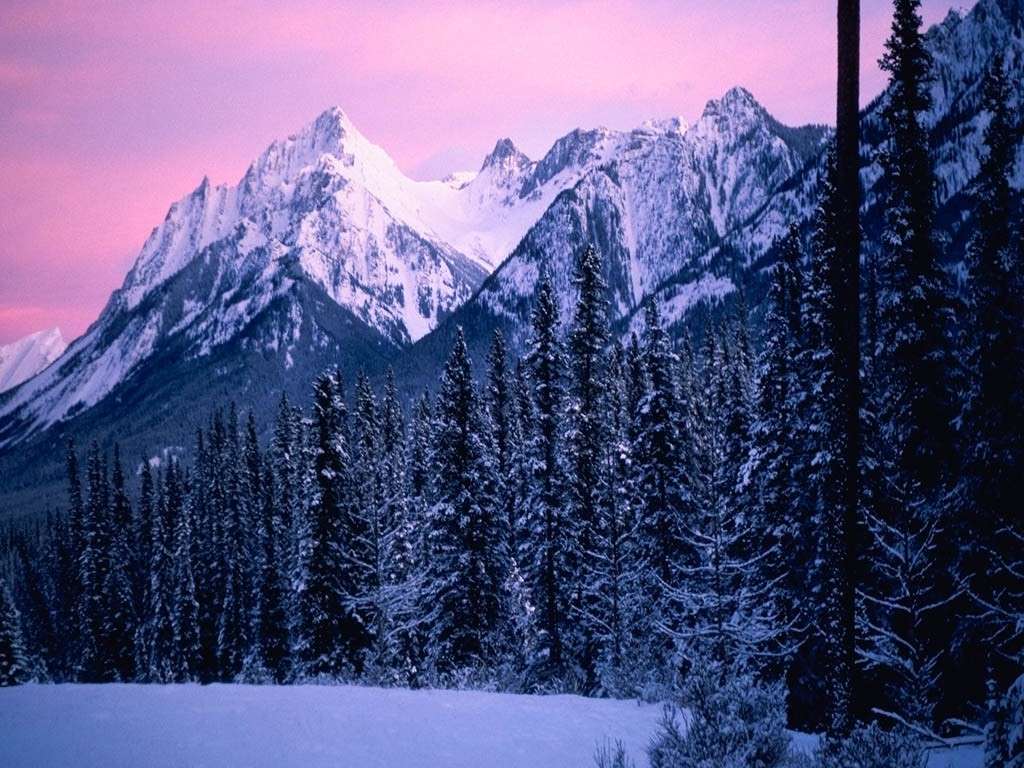 Cielo rosa sulle montagne