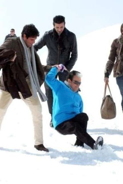 Cristiano Malgioglio scivola sulla neve