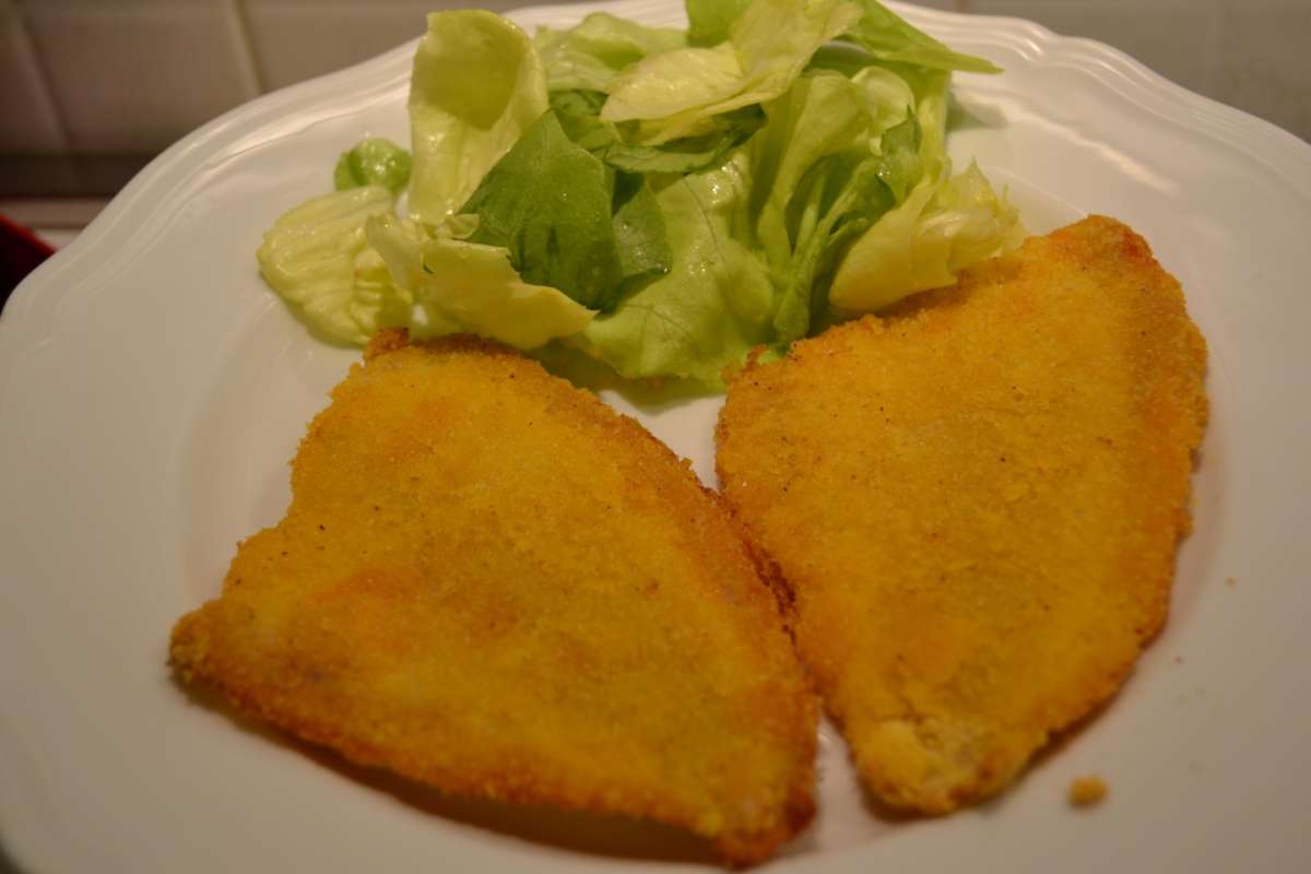 Filetti di platessa con insalata