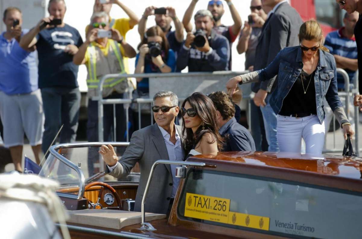Folla in delirio per Clooney e Amal Alamuddin