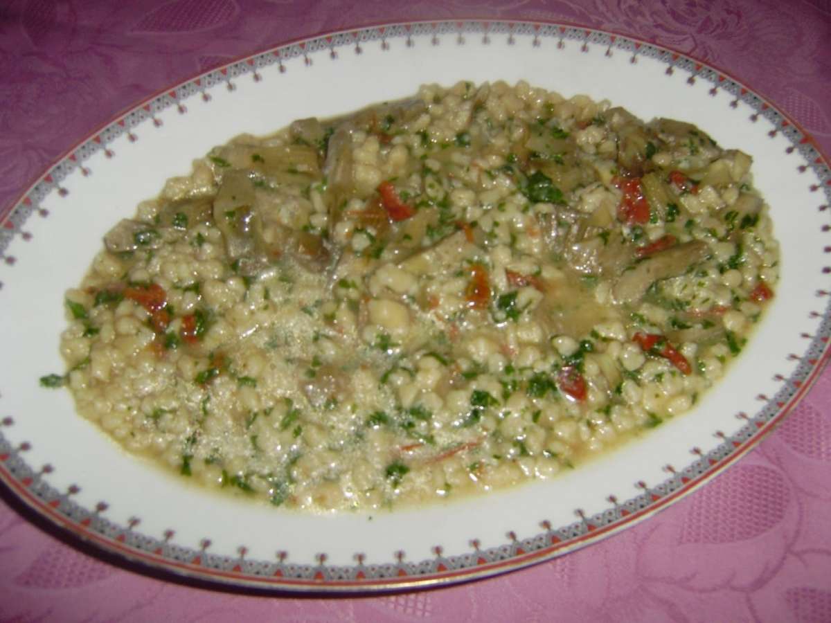 Fregola con carciofi e pomodori secchi