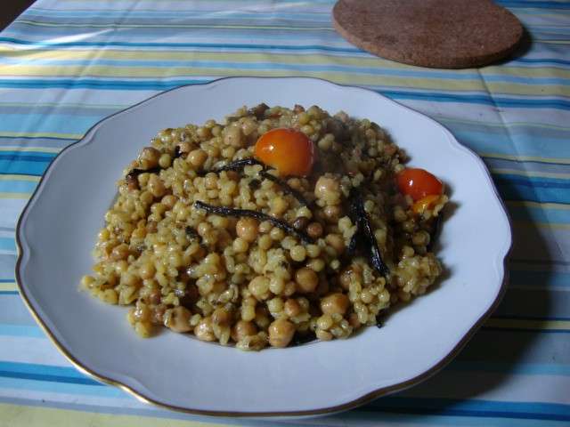 Fregola con ceci, alghe nori e funghi