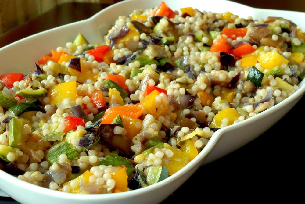 Fregola con peperoni, melanzane e zucchine