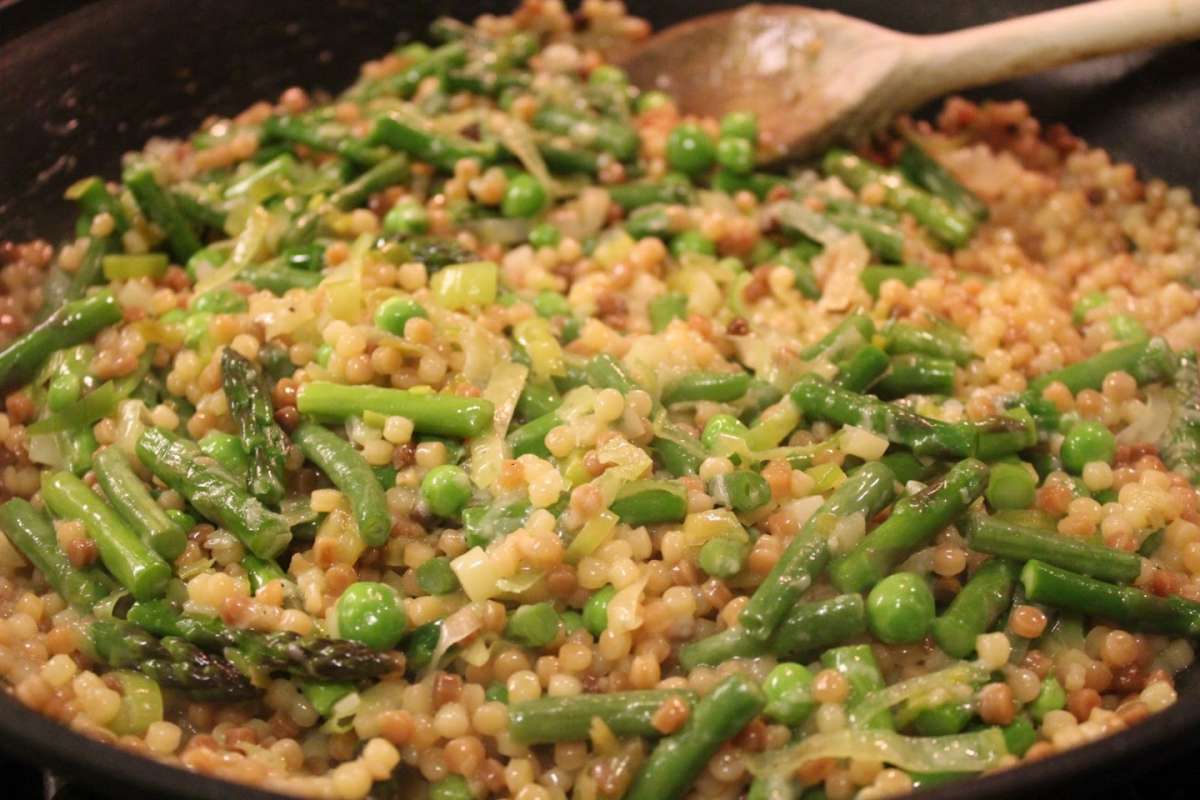 Fregola con piselli e asparagi