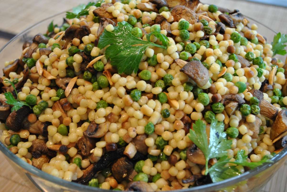 Fregola con piselli e funghi secchi