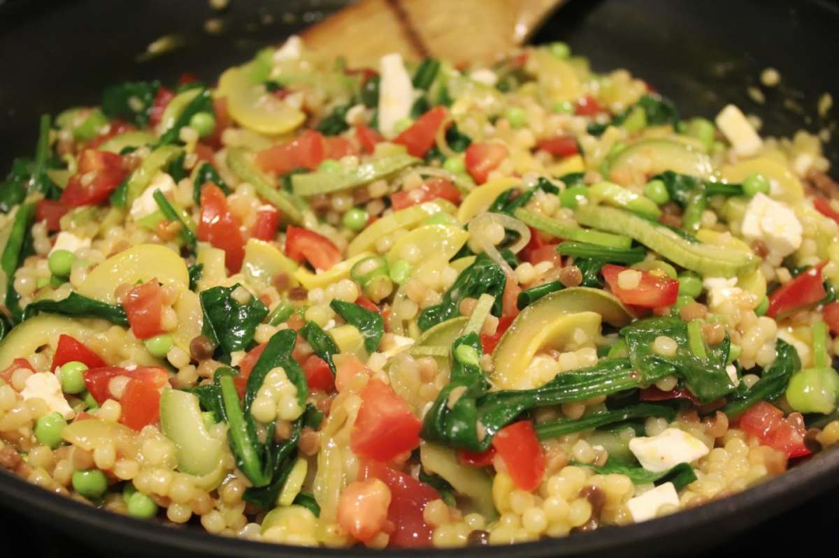 Fregola con verdure e formaggio