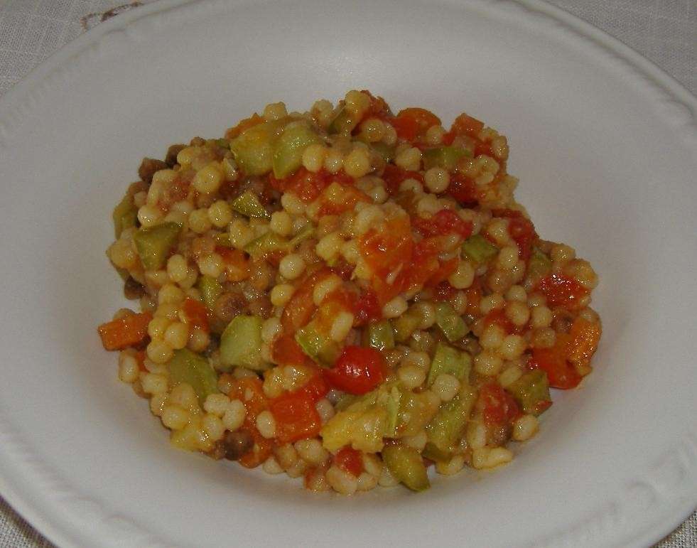 Fregola con zucchine, peperoni e pomodori