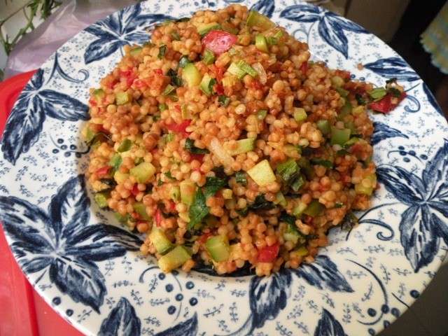 Fregola con zucchine e pomodori