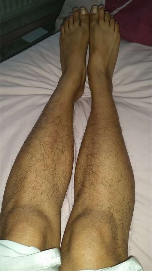 Gambe femminili non depilate
