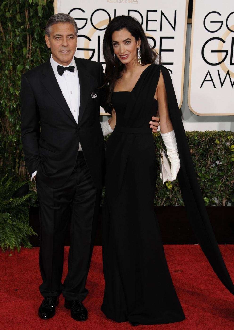 George Clooney e Amal Alamuddin abbracciati ai Golden Globe 2015