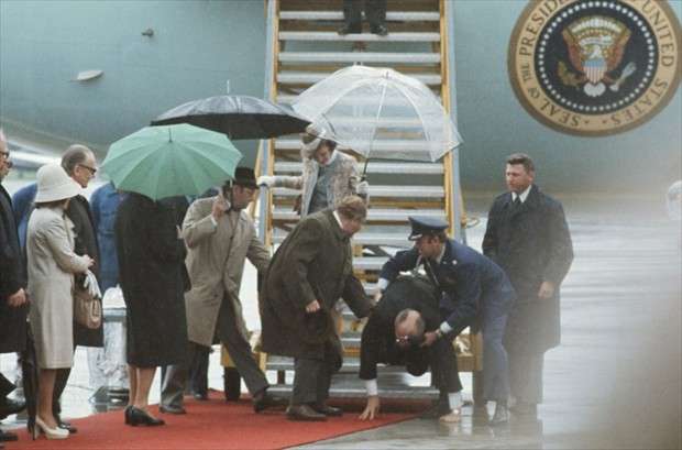 Gerald Ford cade dalla scaletta