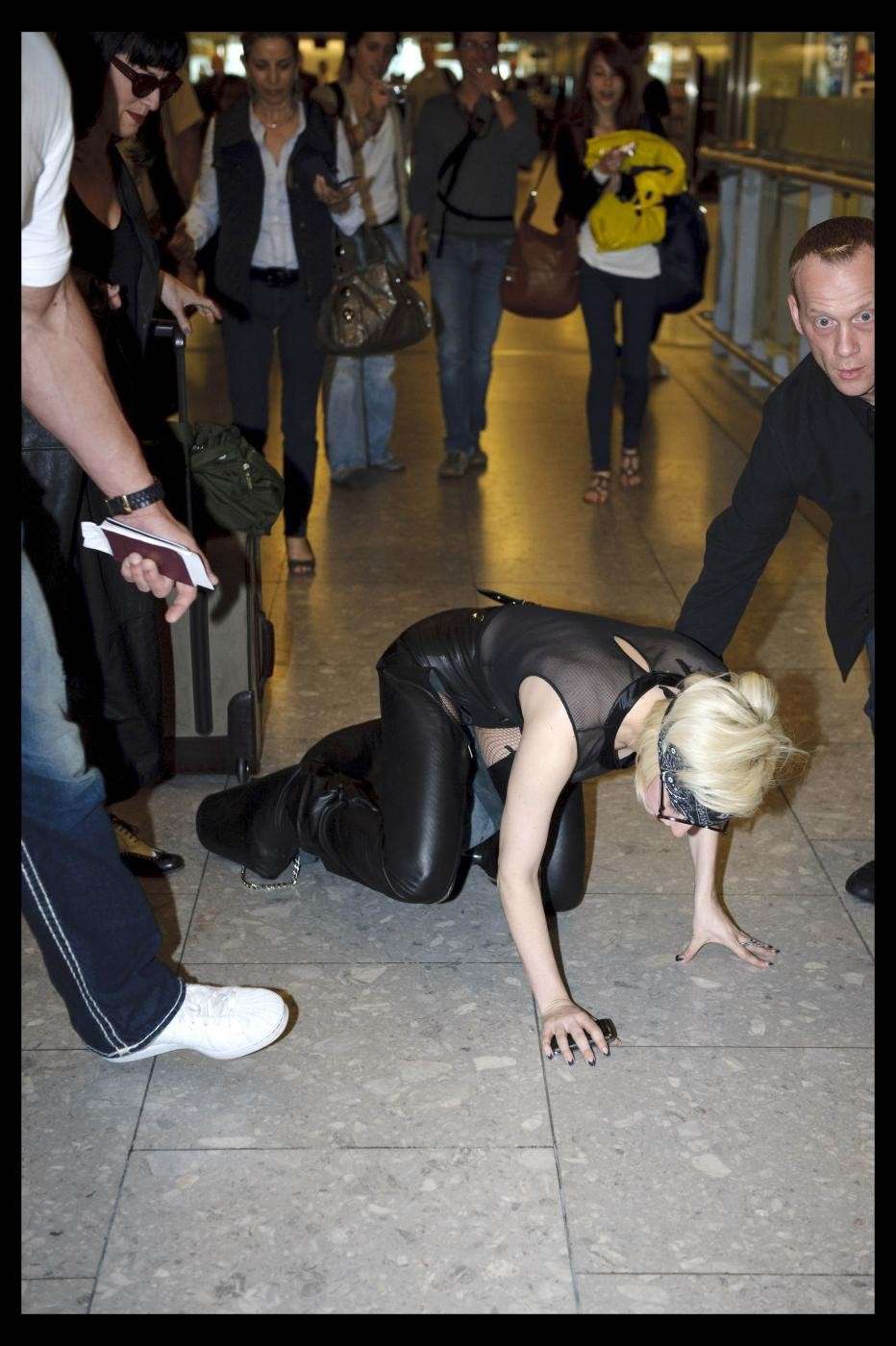Lady Gaga per terra