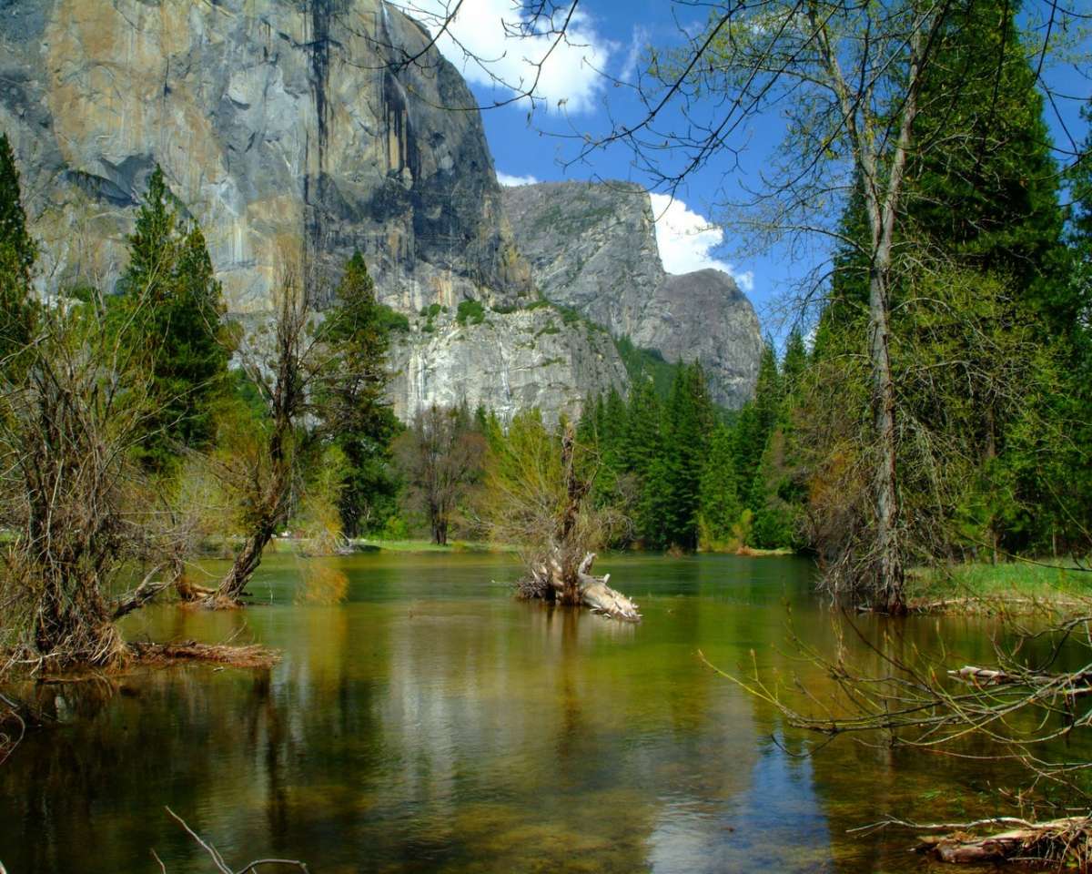 Montagne nella valle dello Yosemite