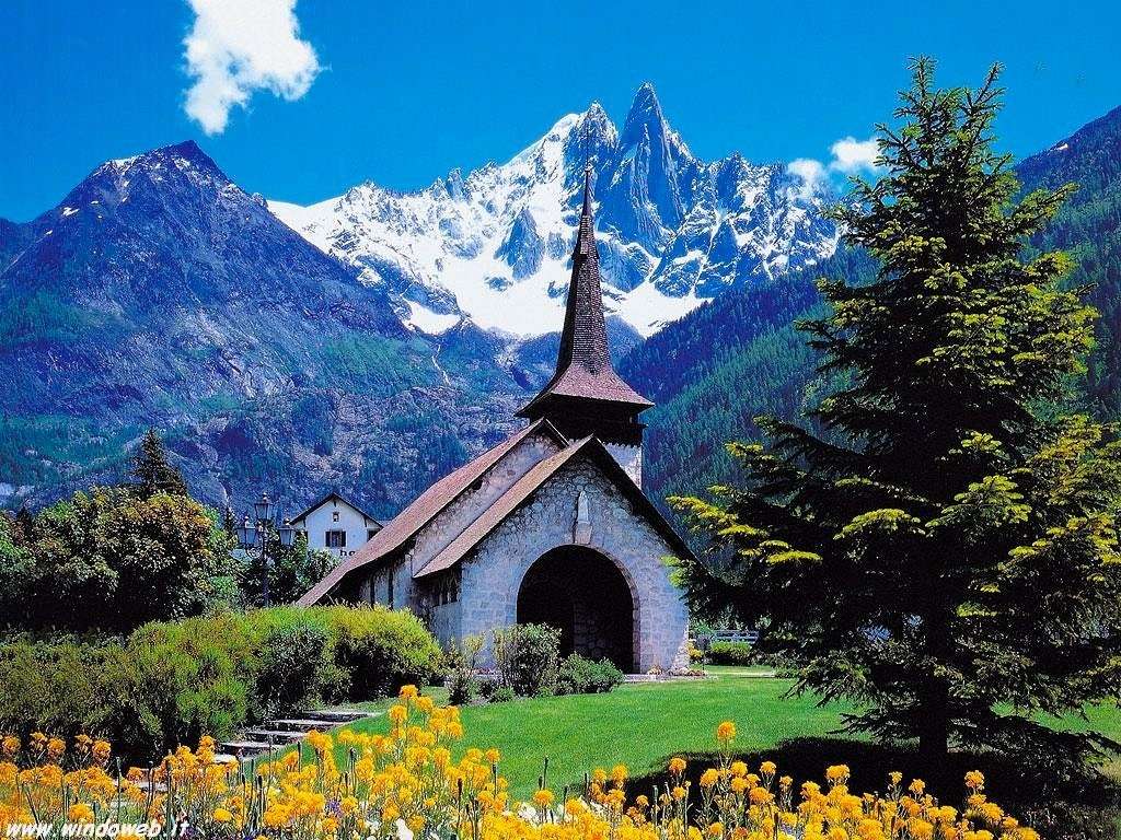 Paesaggio di montagna con chiesetta