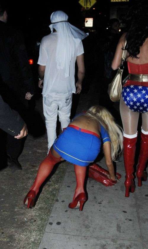 Paris Hilton cade in pubblico