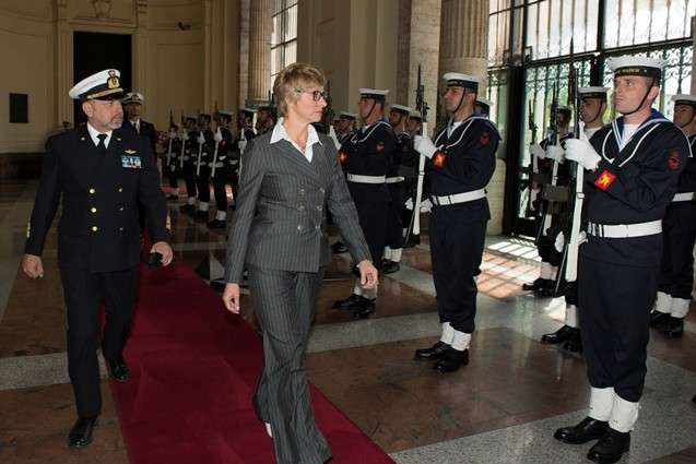 Tailleur grigio per Roberta Pinotti