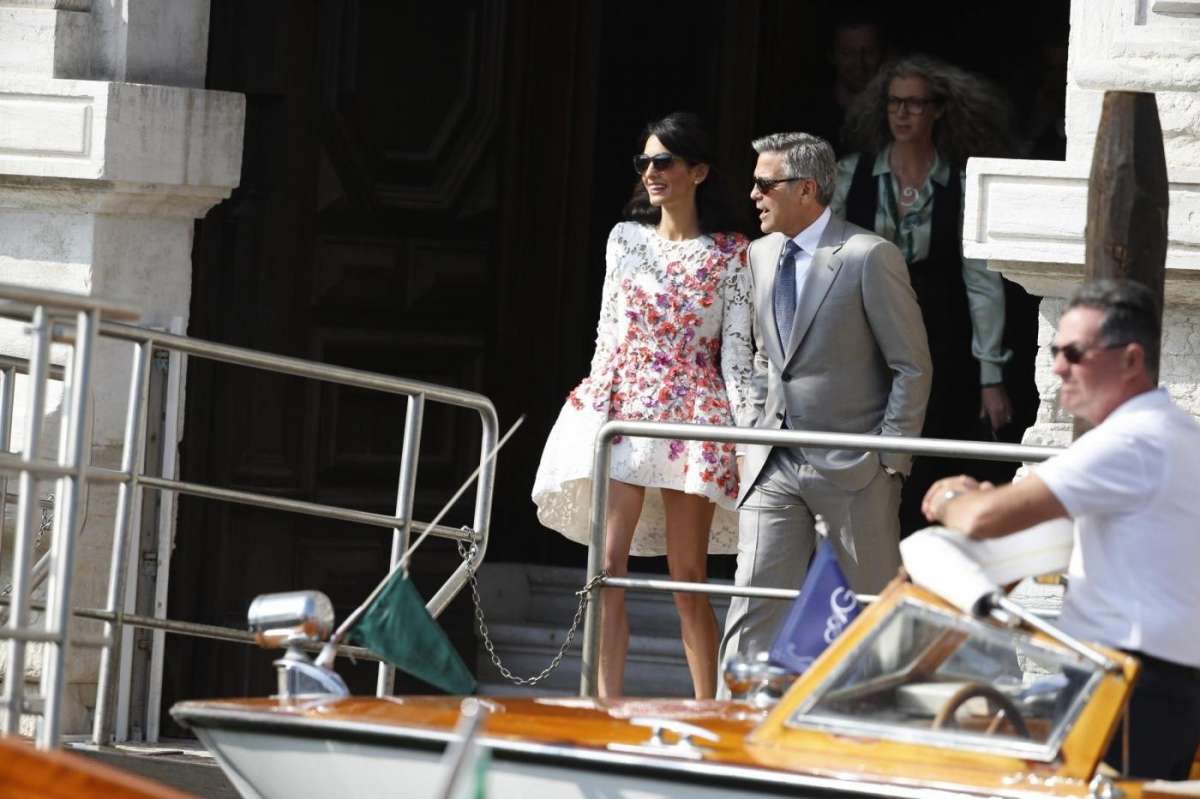 Abito floreale per Amal, outfit classico per George