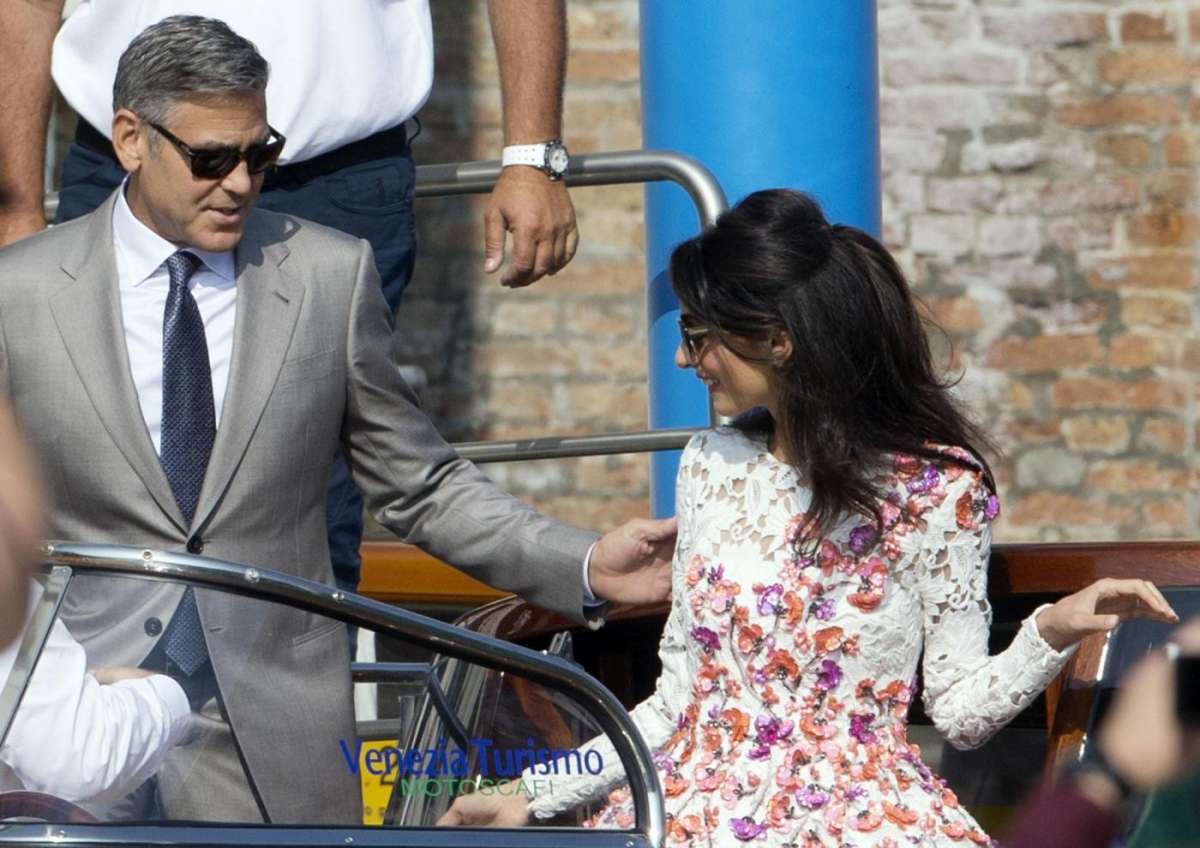 Abito grigio per George, outfit floreale per Amal