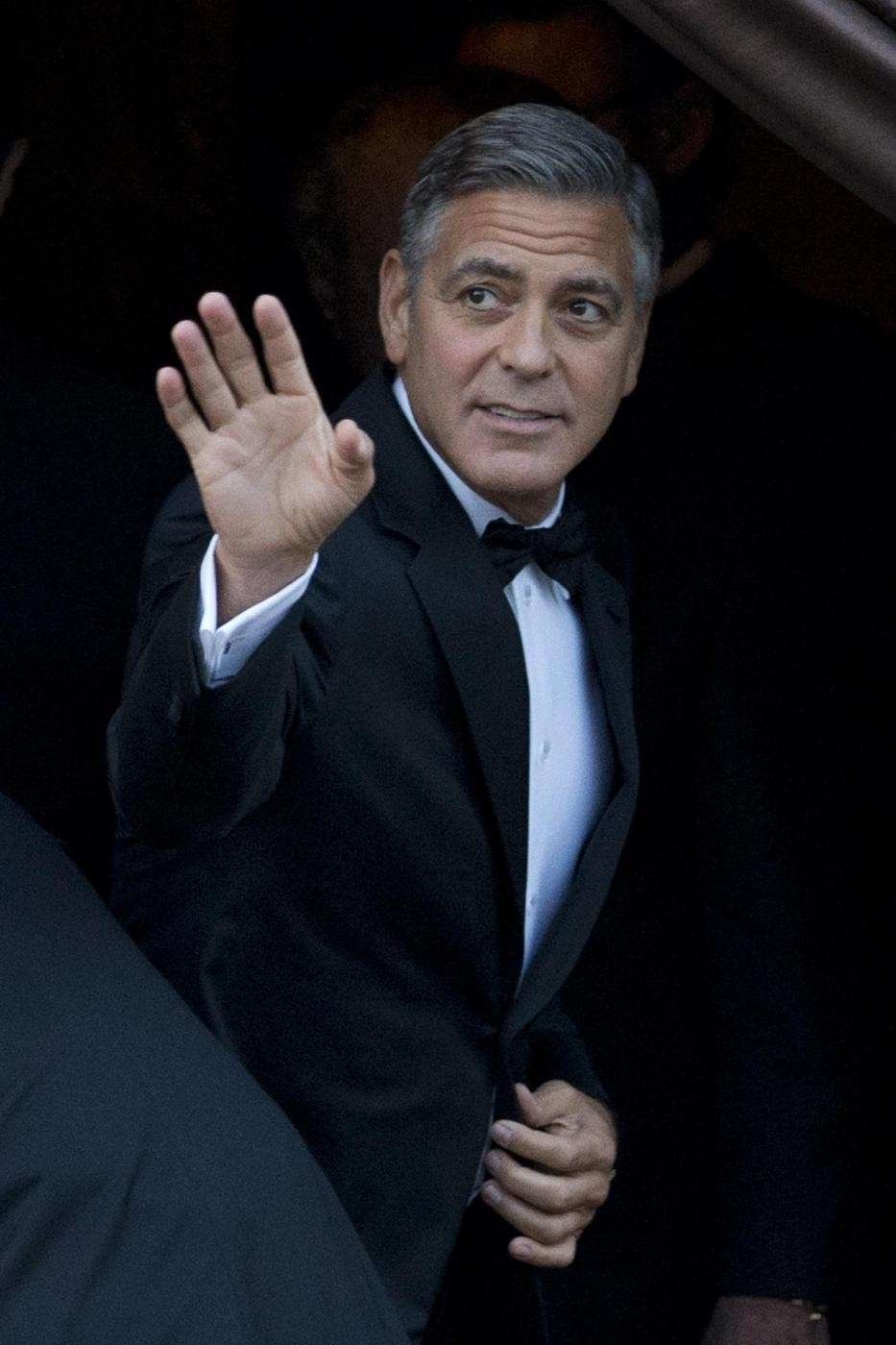 Abito nero e classico per lo sposo vip