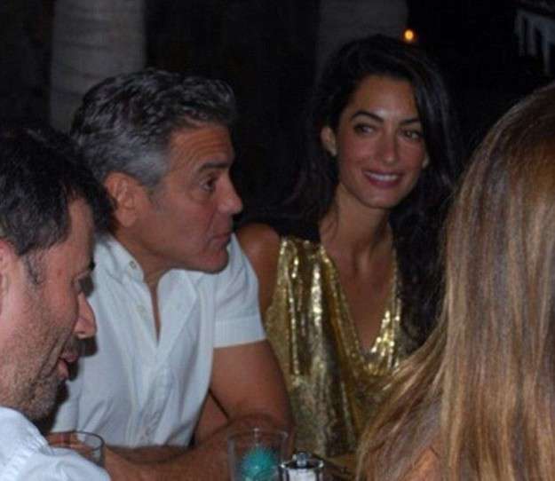 Amal Alamuddin con abito oro