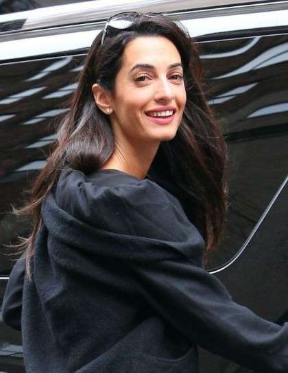 Amal Alamuddin con cappotto nero