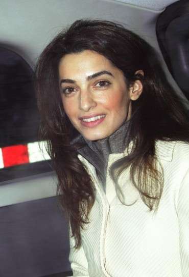 Amal Alamuddin con giacca chiara