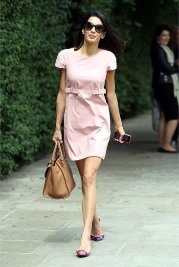 Amal Alamuddin con minidress rosa