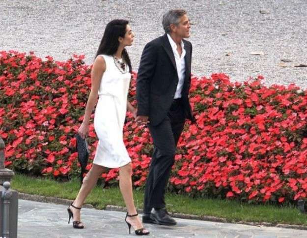 Amal Alamuddin con tubino bianco