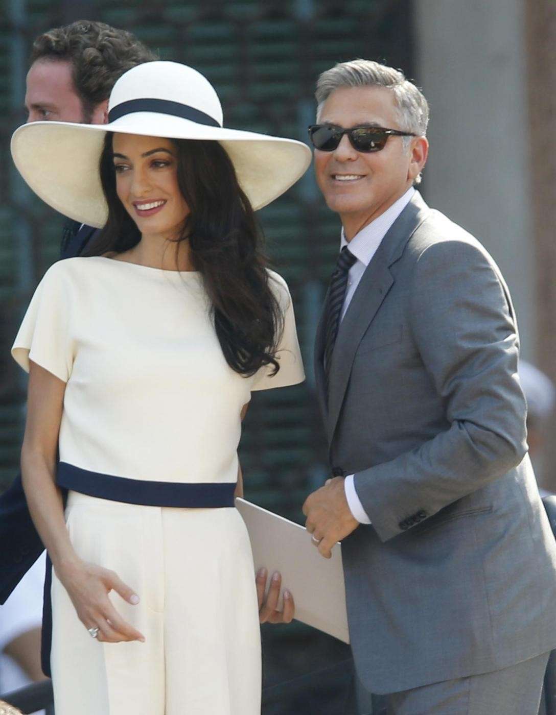 Amal Alamuddin e George Clooney dopo il rito civile a Venezia