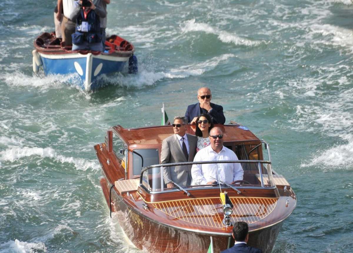 Amal Alamuddin sorridente con George Clooney a Venezia