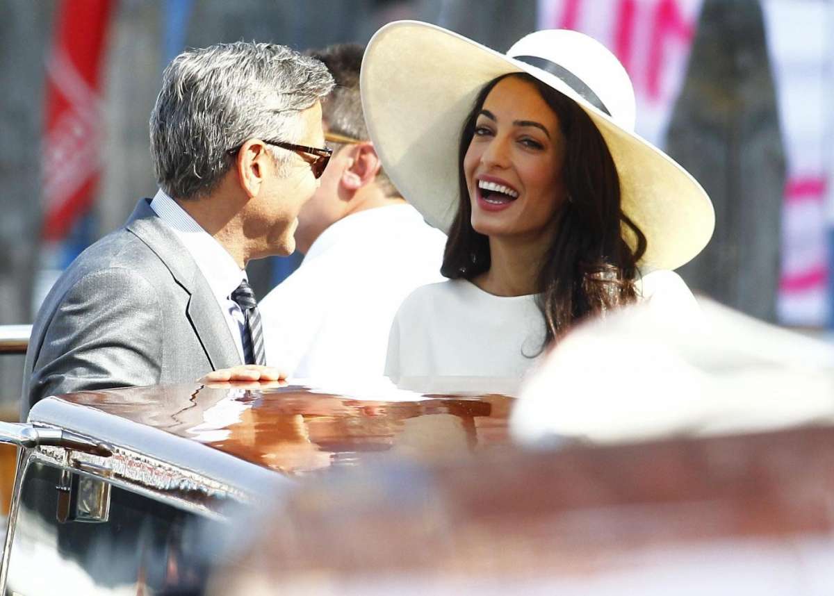 Amal Alamuddin sorridente con il divo di Hollywood