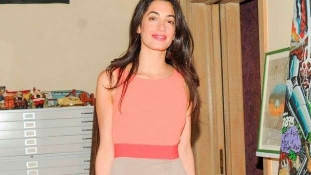 Amal con un vestito salmone