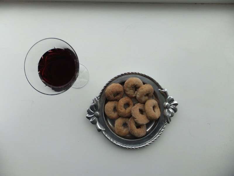 Biscotti accompagnati con vino rosso