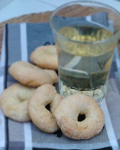 Biscotti e bicchiere di vino