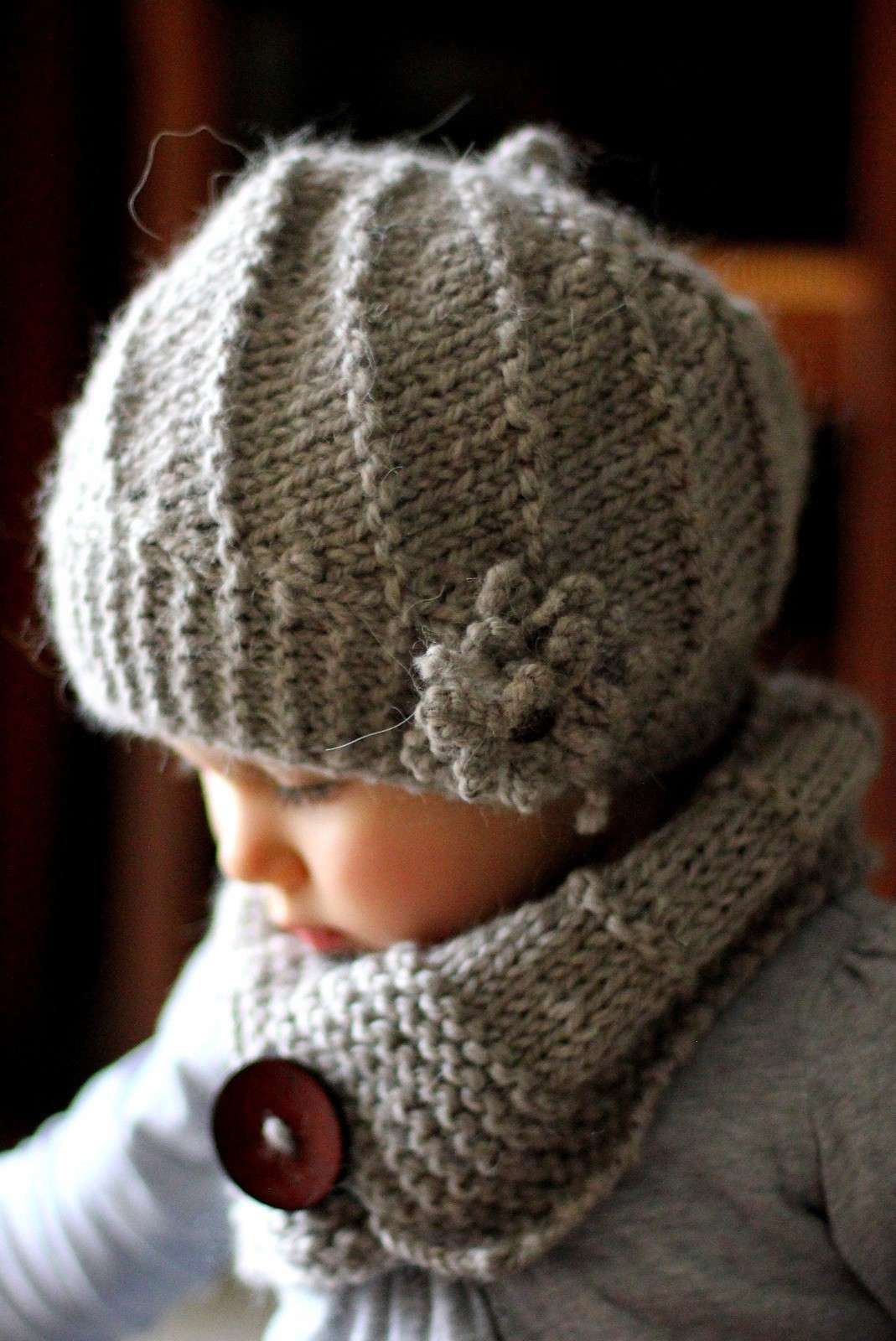 Cappellino con fiore