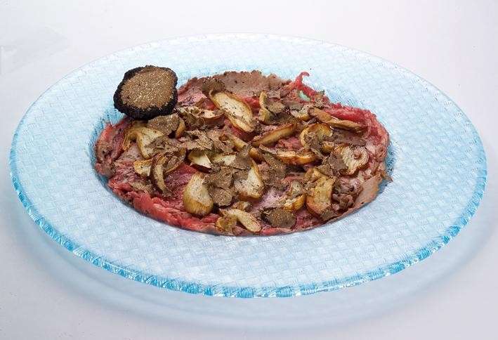 Carpaccio di bovino con ovuli e tartufo nero