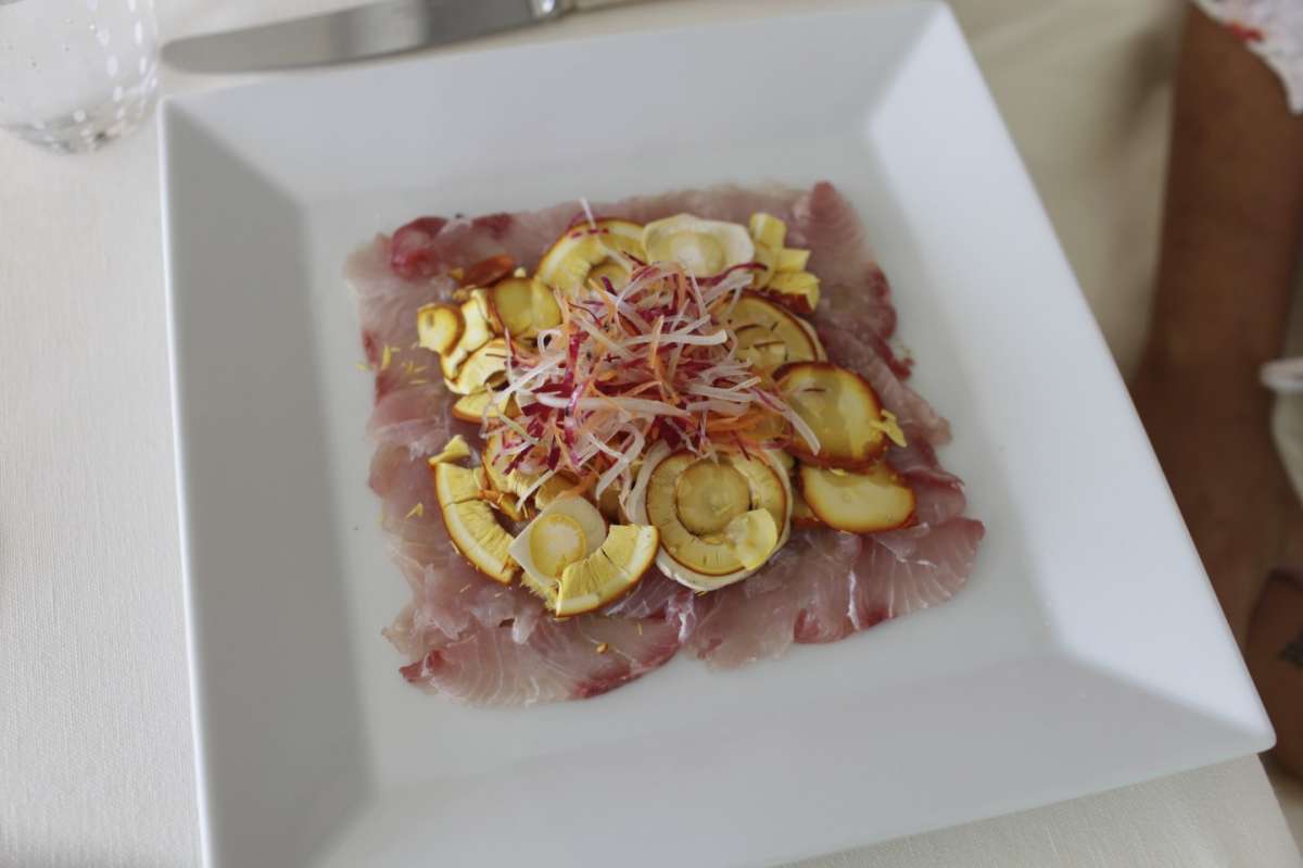 Carpaccio di ricciola con ovuli