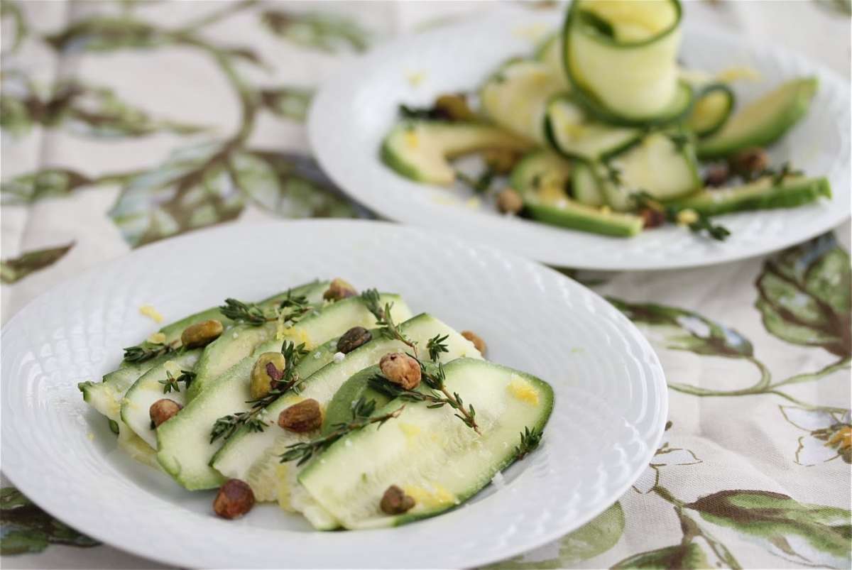 Carpaccio di zucchine con avocado e pistacchio