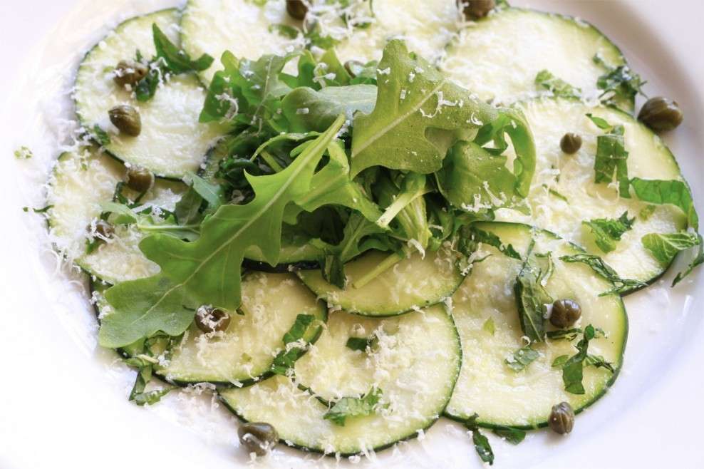 Carpaccio di zucchine con capperi e formaggio