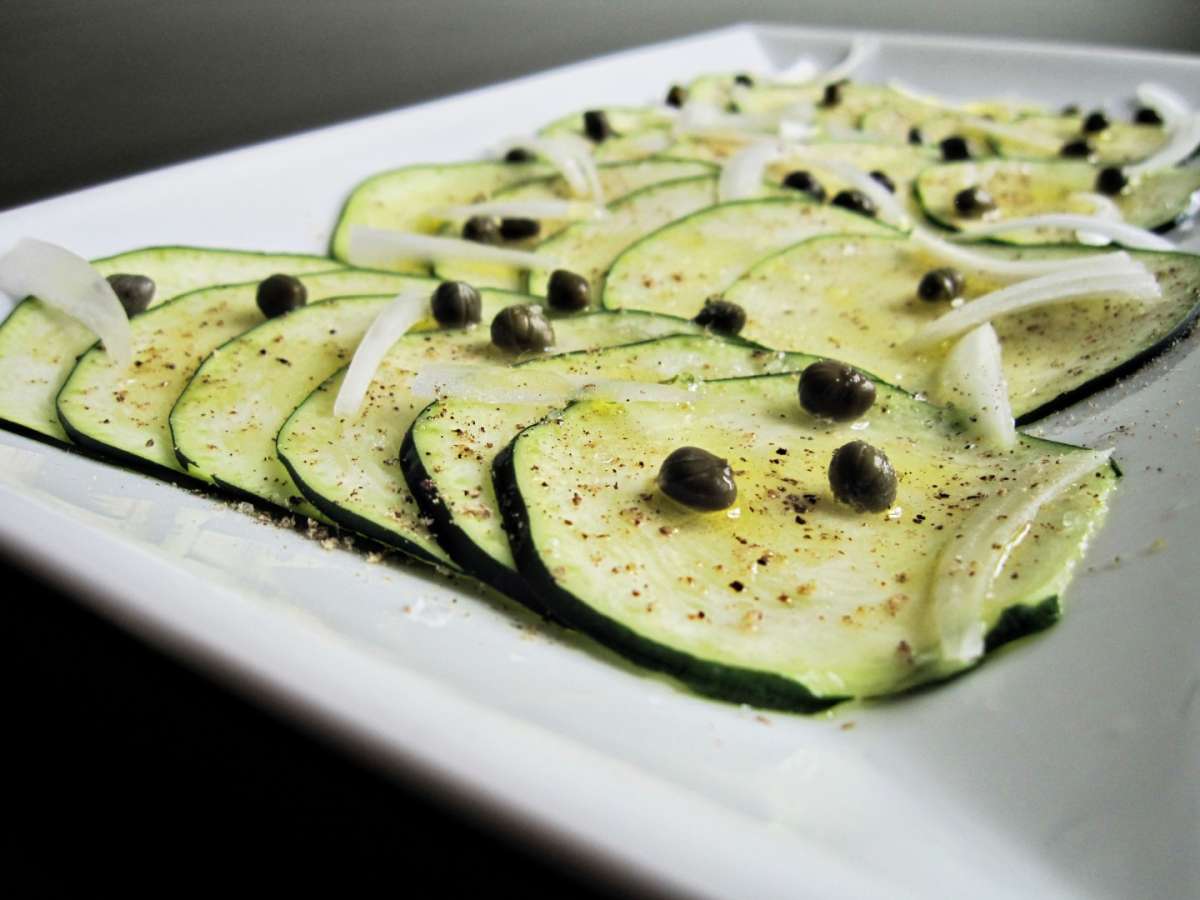 Carpaccio di zucchine con cipolle e capperi