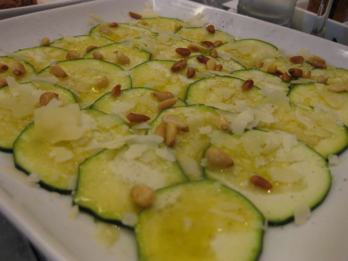 Carpaccio di zucchine con pinoli e noccioline