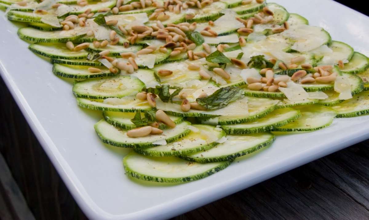 Carpaccio di zucchine con pinoli e scaglie