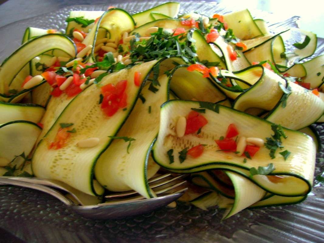 Carpaccio di zucchine con pomodorini e pinoli