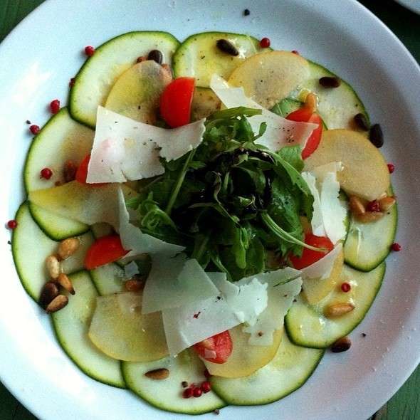 Carpaccio di zucchine con scaglie e pinoli tostati