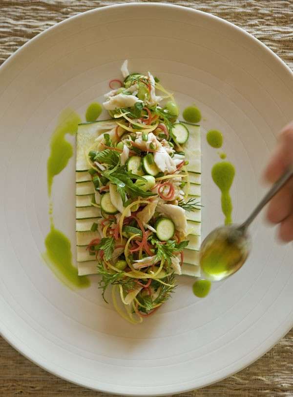 Carpaccio di zucchine con verdure e granchio