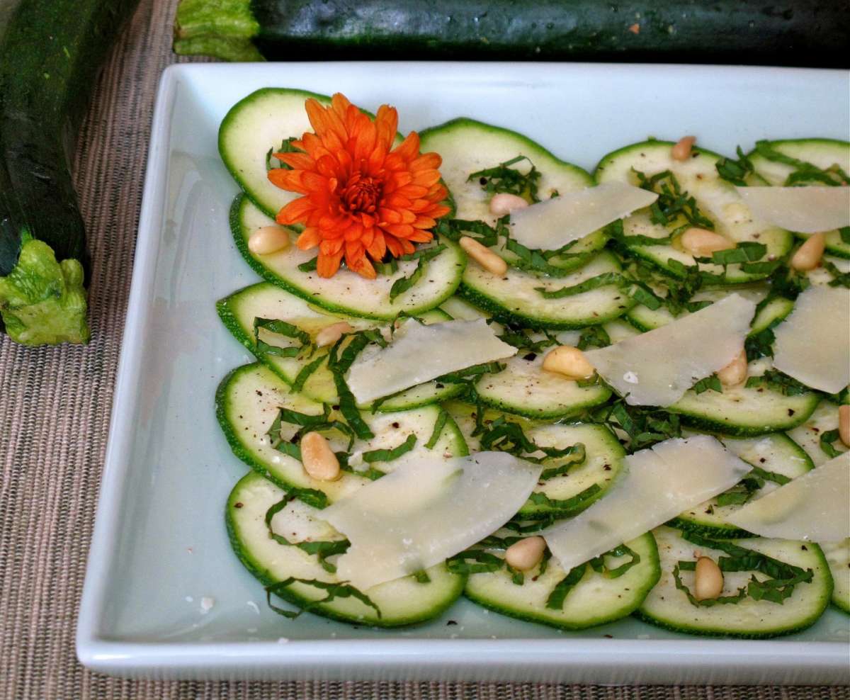 Carpaccio di zucchine scaglie e pinoli