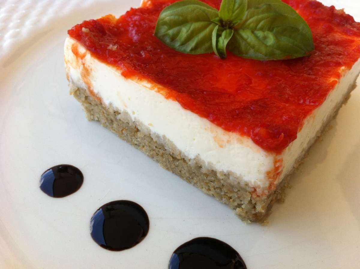 Cheesecake salata al pomodoro e basilico