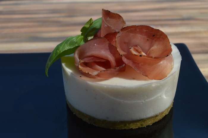 Cheesecake salata allo speck