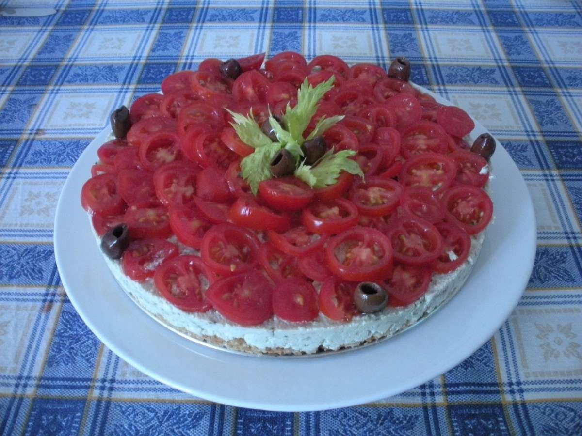 Cheesecake salata con olive e pomodorini