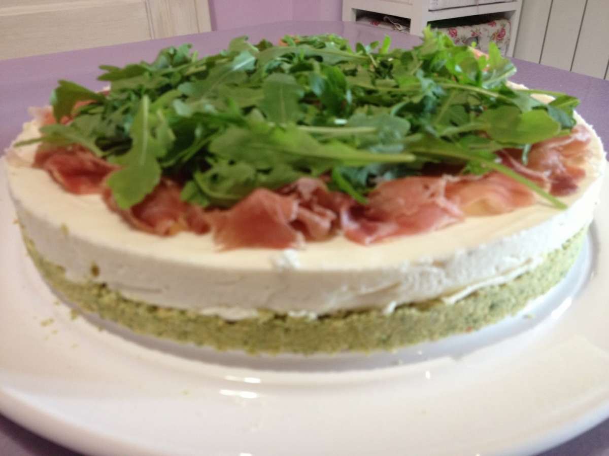 Cheesecake salata con prosciutto e rucola